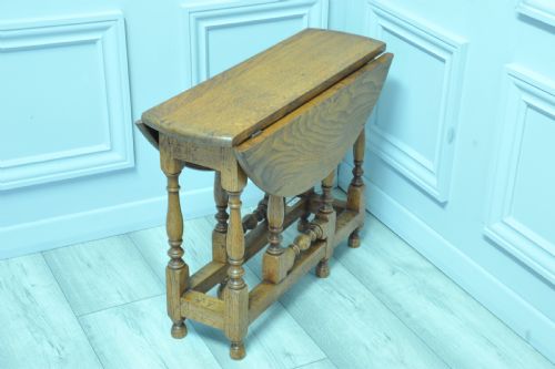 A VERY PRETTY SMALL VINTAGE OAK GATELEG TABLE - ADDITIONAL PHOTO 2