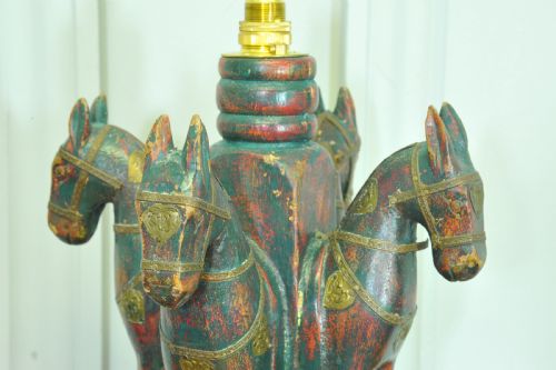 AN ANTIQUE FOUR HORSE PAINTED TABLE LAMP - ADDITIONAL PHOTO 1