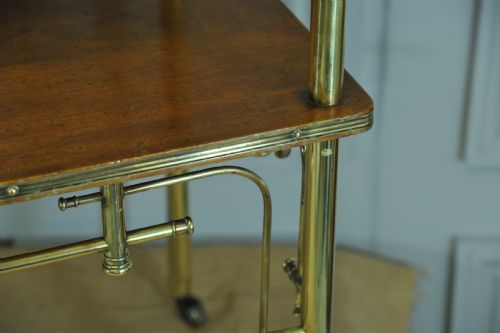 AN ANTIQUE VINTAGE EARLY 20C WALNUT AND BRASS TWO TIER TROLLEY DRINKS CART - ADDITIONAL PHOTO 2