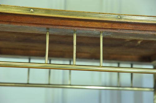AN ANTIQUE VINTAGE EARLY 20C WALNUT AND BRASS TWO TIER TROLLEY DRINKS CART - ADDITIONAL PHOTO 4