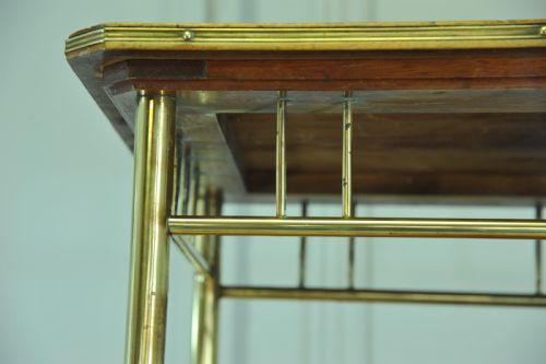 AN ANTIQUE VINTAGE EARLY 20C WALNUT AND BRASS TWO TIER TROLLEY DRINKS CART - ADDITIONAL PHOTO 5