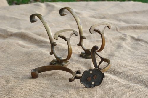 A SET OF THREE GOOD ANTIQUE FRENCH BRONZE WALL MOUNTED HAT AND COAT HOOKS - ADDITIONAL PHOTO 1
