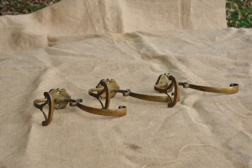 A SET OF THREE GOOD ANTIQUE FRENCH BRONZE WALL MOUNTED HAT AND COAT HOOKS - ADDITIONAL PHOTO 3