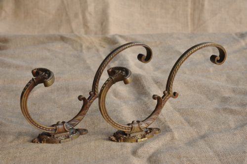 A FINE PAIR OF ANTIQUE FRENCH BRONZE WALL MOUNTED HAT AND COAT HOOKS - ADDITIONAL PHOTO 1
