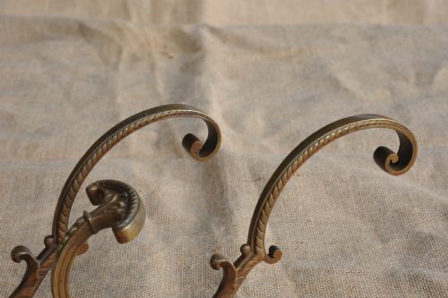 A FINE PAIR OF ANTIQUE FRENCH BRONZE WALL MOUNTED HAT AND COAT HOOKS - ADDITIONAL PHOTO 2