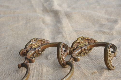 A FINE PAIR OF ANTIQUE FRENCH BRONZE WALL MOUNTED HAT AND COAT HOOKS - ADDITIONAL PHOTO 8