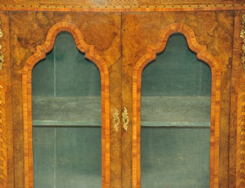 AN ENGLISH ANTIQUE WALNUT AND TUNBRIDGEWARE INLAID GLAZED FOUR DOOR BREAKFRONT CABINET - ADDITIONAL PHOTO 1