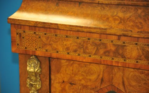 AN ENGLISH ANTIQUE WALNUT AND TUNBRIDGEWARE INLAID GLAZED FOUR DOOR BREAKFRONT CABINET - ADDITIONAL PHOTO 3