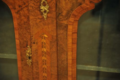 AN ENGLISH ANTIQUE WALNUT AND TUNBRIDGEWARE INLAID GLAZED FOUR DOOR BREAKFRONT CABINET - ADDITIONAL PHOTO 4