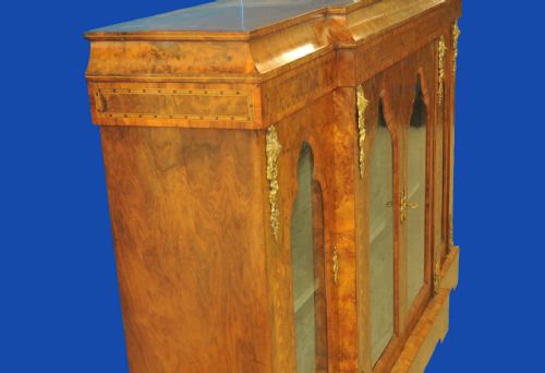 AN ENGLISH ANTIQUE WALNUT AND TUNBRIDGEWARE INLAID GLAZED FOUR DOOR BREAKFRONT CABINET - ADDITIONAL PHOTO 8
