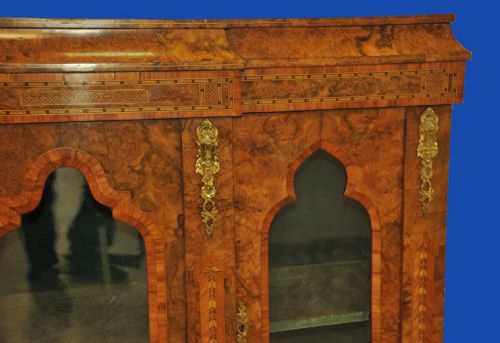 AN ENGLISH ANTIQUE WALNUT AND TUNBRIDGEWARE INLAID GLAZED FOUR DOOR BREAKFRONT CABINET - ADDITIONAL PHOTO 11