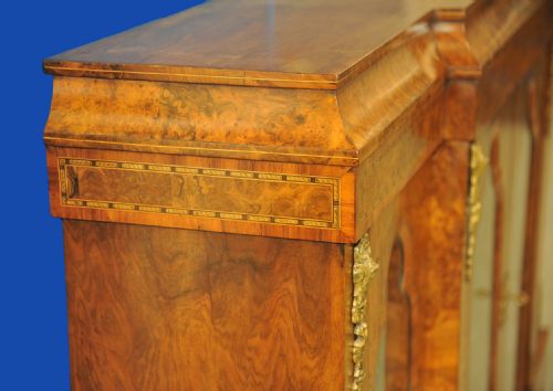 AN ENGLISH ANTIQUE WALNUT AND TUNBRIDGEWARE INLAID GLAZED FOUR DOOR BREAKFRONT CABINET - ADDITIONAL PHOTO 13