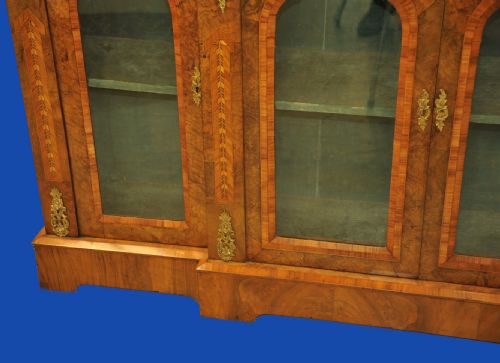 AN ENGLISH ANTIQUE WALNUT AND TUNBRIDGEWARE INLAID GLAZED FOUR DOOR BREAKFRONT CABINET - ADDITIONAL PHOTO 14