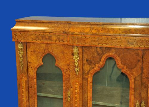AN ENGLISH ANTIQUE WALNUT AND TUNBRIDGEWARE INLAID GLAZED FOUR DOOR BREAKFRONT CABINET - ADDITIONAL PHOTO 15