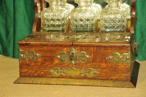 AN ANTIQUE OAK TANTALUS GAMES COMPENDIUM - ADDITIONAL PHOTO 3