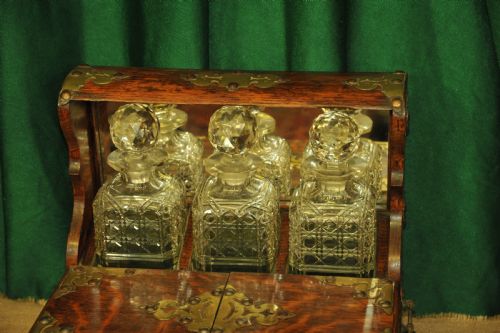 AN ANTIQUE OAK TANTALUS GAMES COMPENDIUM - ADDITIONAL PHOTO 5