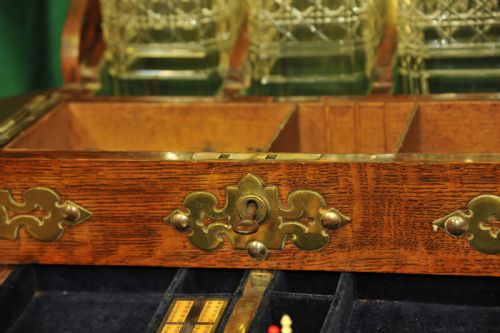AN ANTIQUE OAK TANTALUS GAMES COMPENDIUM - ADDITIONAL PHOTO 14