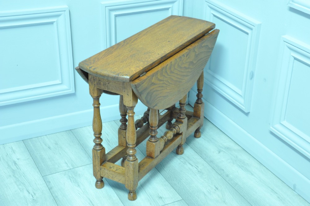 A very pretty small vintage Oak gateleg table View III