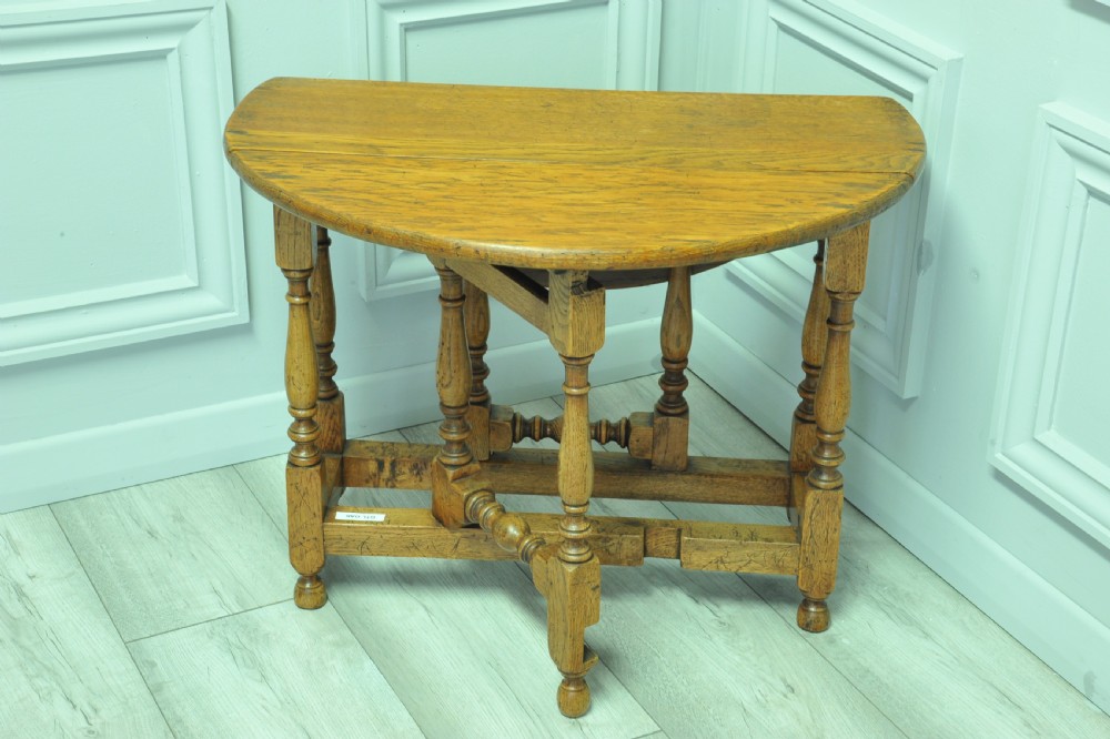 A very pretty small vintage Oak gateleg table View IV
