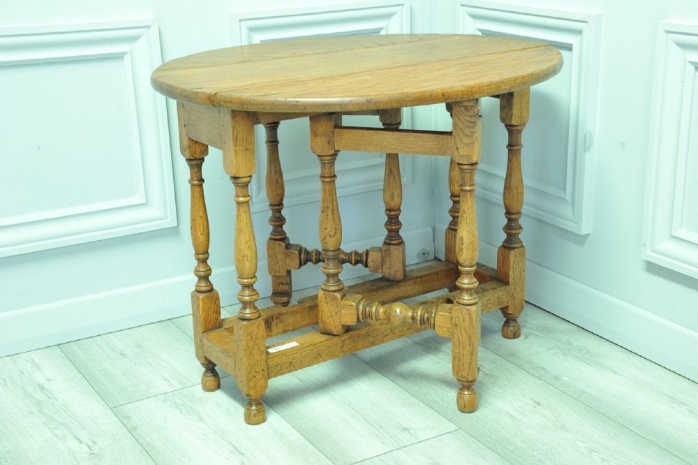A very pretty small vintage Oak gateleg table View VI