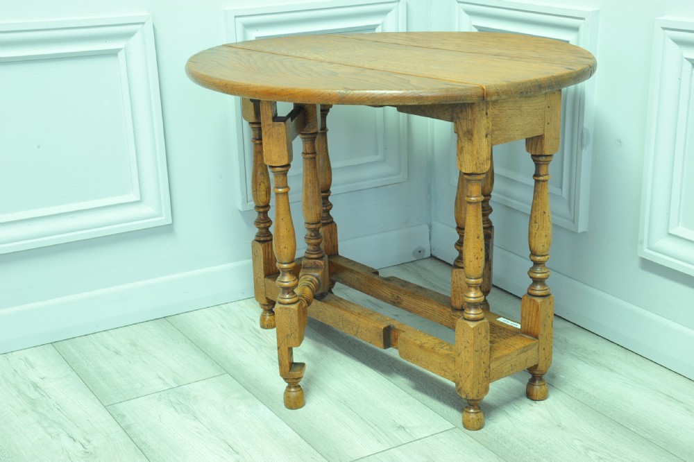 A very pretty small vintage Oak gateleg table View VII