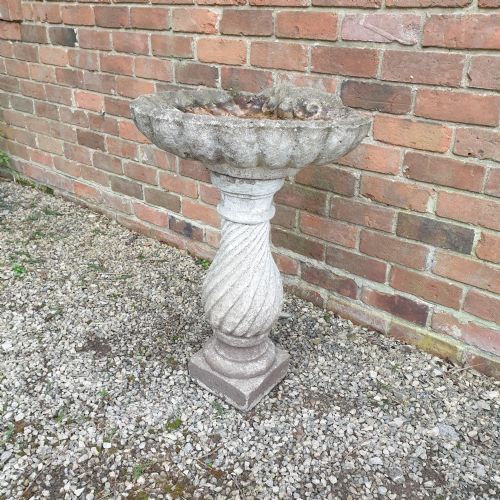 LOVELY GARDEN SHELL SHAPED STONE BIRD BATH