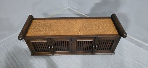 GOOD WINDOW SEAT - ADDITIONAL PHOTO 1