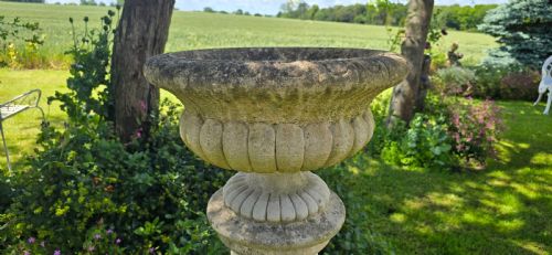VERY GOOD GARDEN URN ON PEDESTAL - ADDITIONAL PHOTO 1
