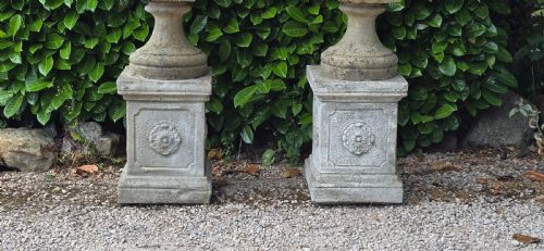 PAIR WELL WEATHERED GARDEN URNS ON PLINTHS - ADDITIONAL PHOTO 2