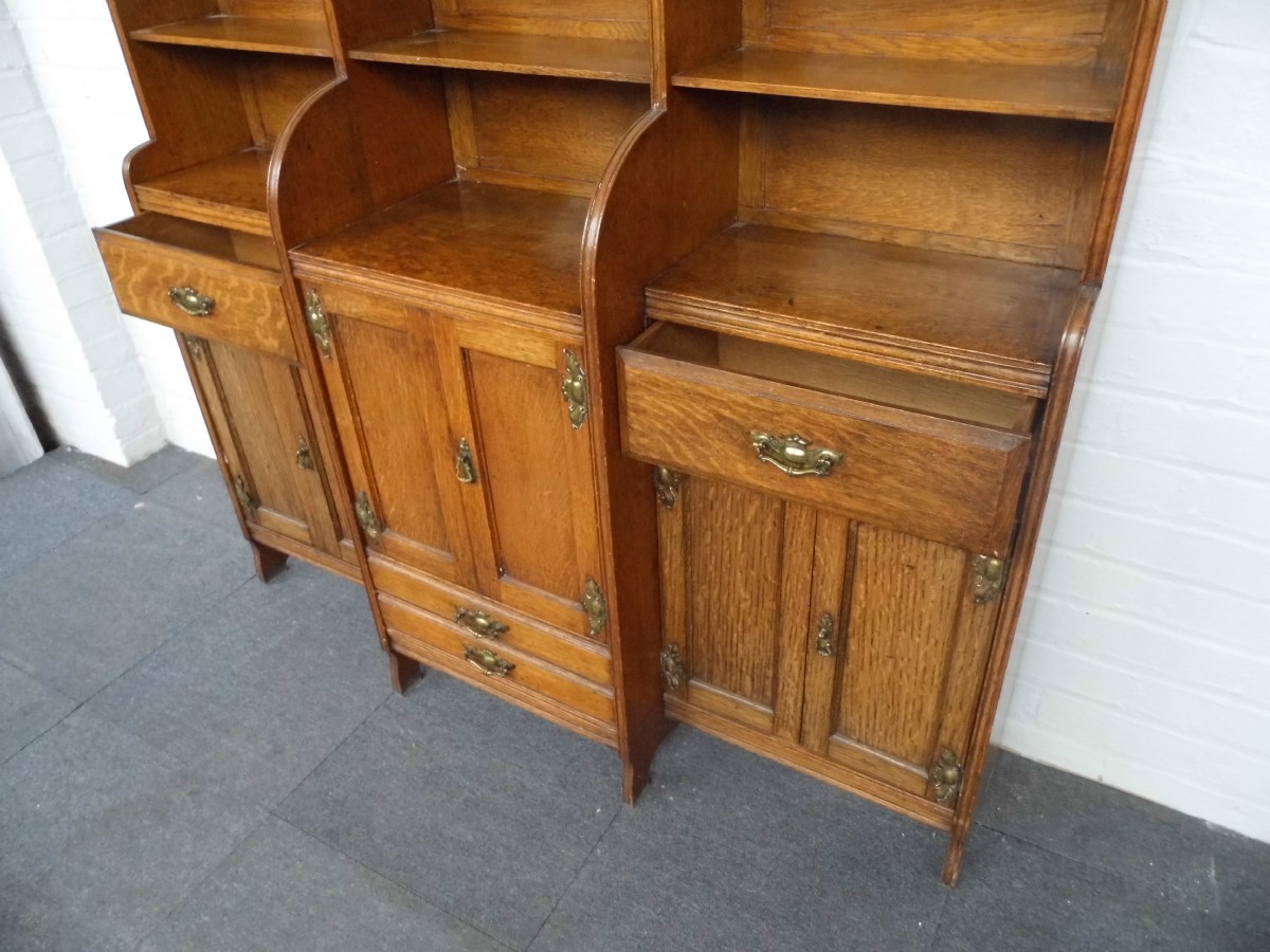 ARTS AND CRAFTS OAK BOOKCASE View III
