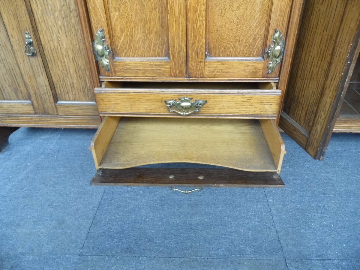 ARTS AND CRAFTS OAK BOOKCASE View V