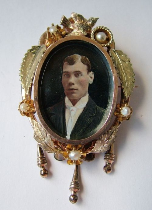 fig 1. Victorian mourning brooch with hand tinted photo