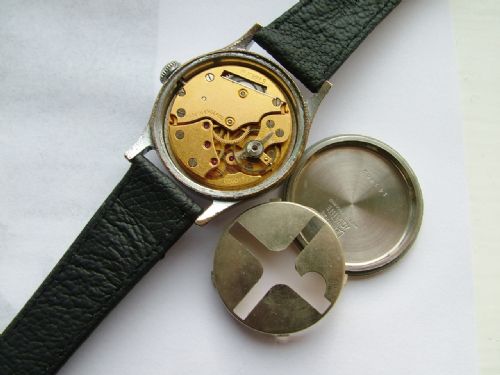 fig 2. Gents 1940s Smiths De Luxe wrist watch