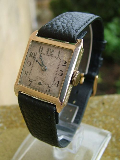 fig 1. A gents 9 carat gold wrist watch, 1927