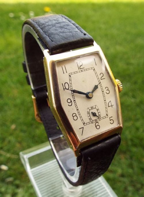 fig 1. A mid-size 9 carat gold Uno wrist watch, 1937