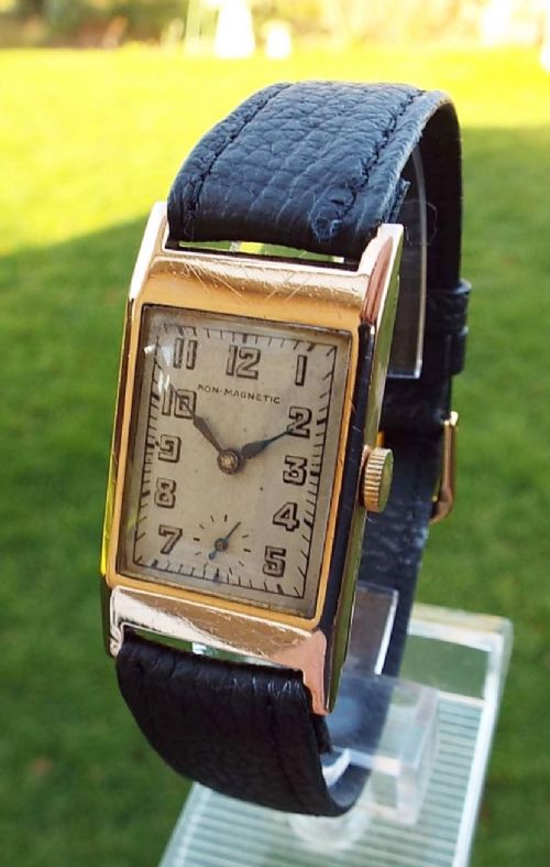 fig 1. A 1940s gents 9 carat gold Art Deco wrist watch.