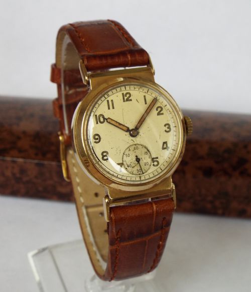 1946 Mid-size Gold Watch with Bakelite Box
