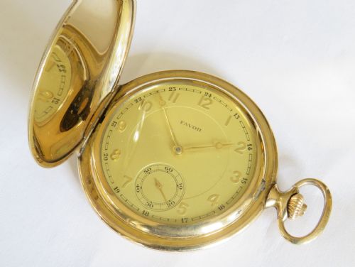 fig 1. 1930s Favor full hunter pocket watch
