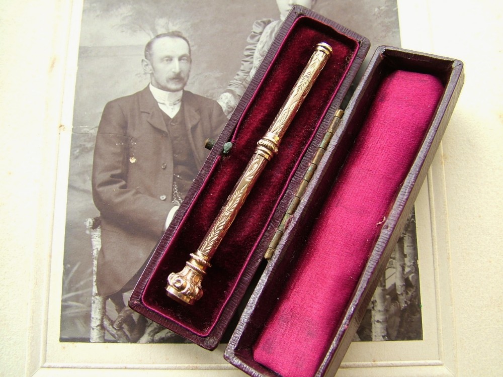 Victorian 9 ct rose gold propelling pencil, cased