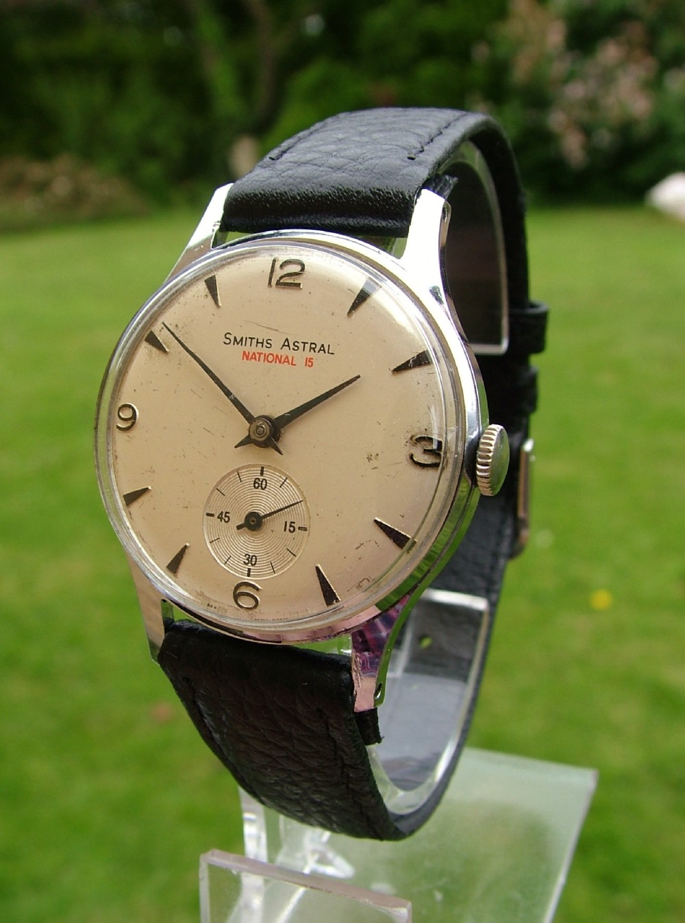 A vintage 1950s gents Smiths Astral National 15 wrist watch.