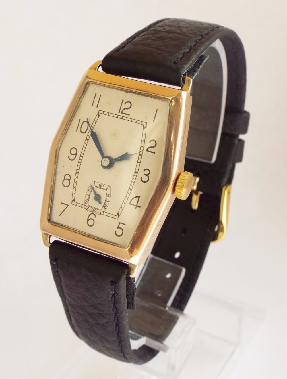 A mid-size 9 carat gold Uno wrist watch, 1937