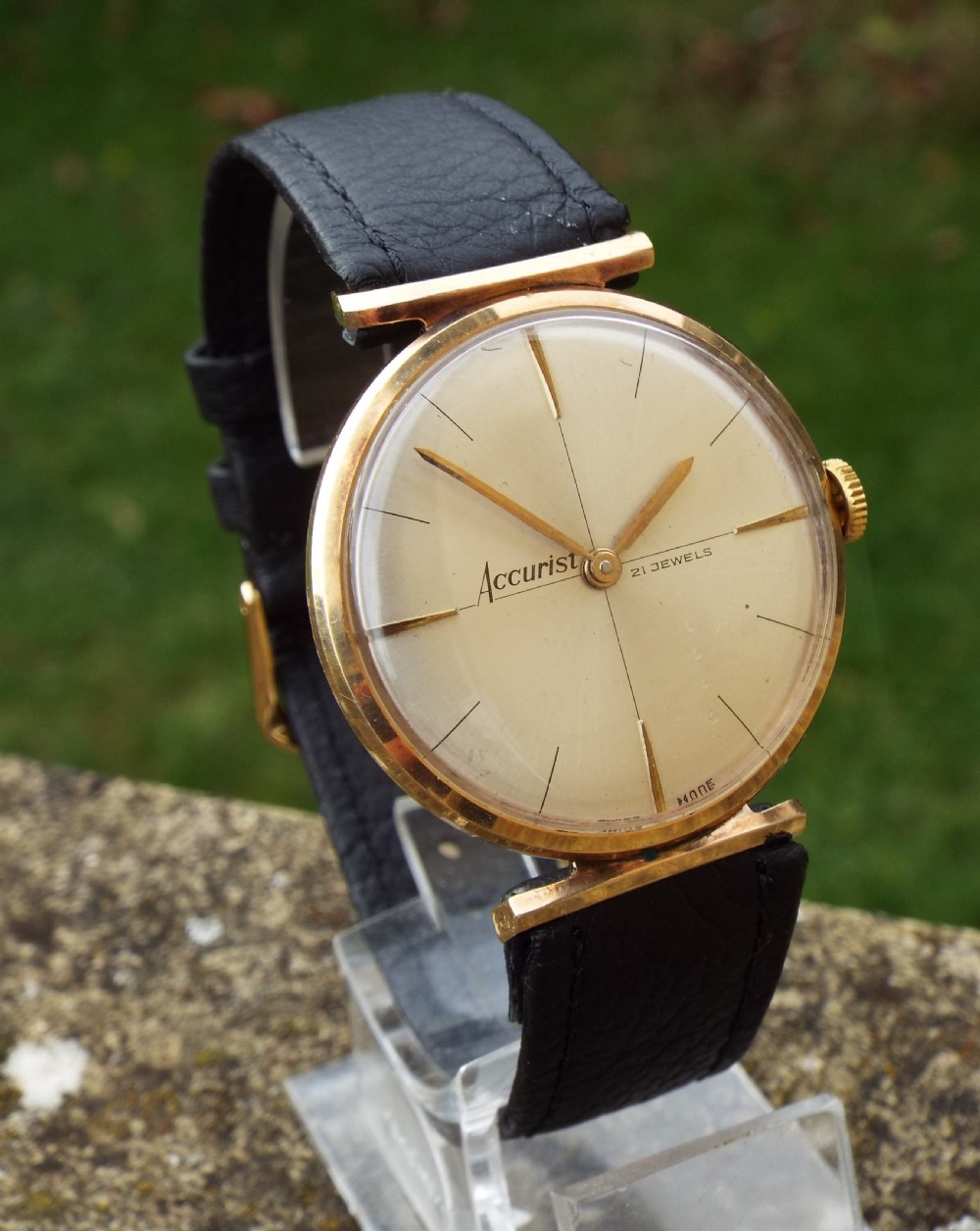 Gents 9ct gold Accurist dress watch, 1960 View II