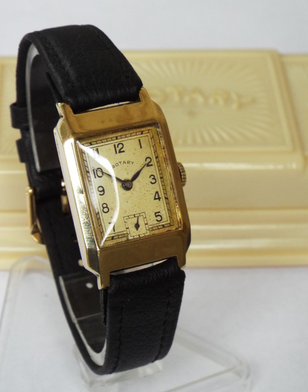 Mid-size 9ct gold boxed Rotary wristwatch, 1946 View II