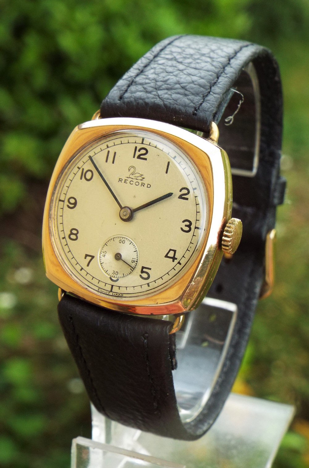 1947 mid-size 9ct gold Record wristwatch View II