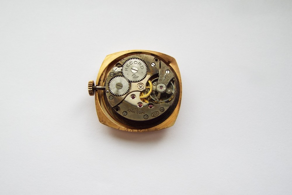 1947 mid-size 9ct gold Record wristwatch View V
