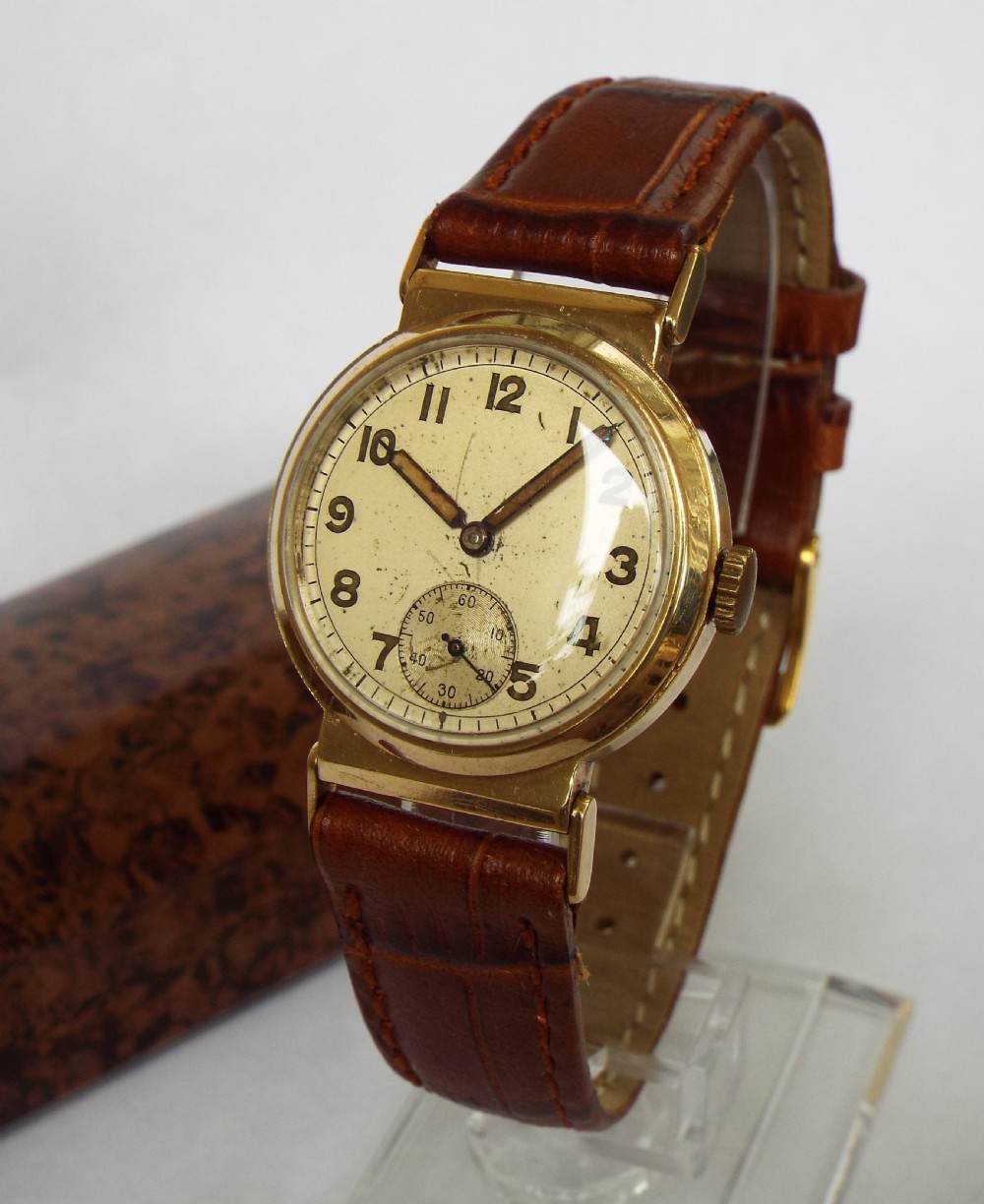 1946 mid-size gold watch with bakelite box View II