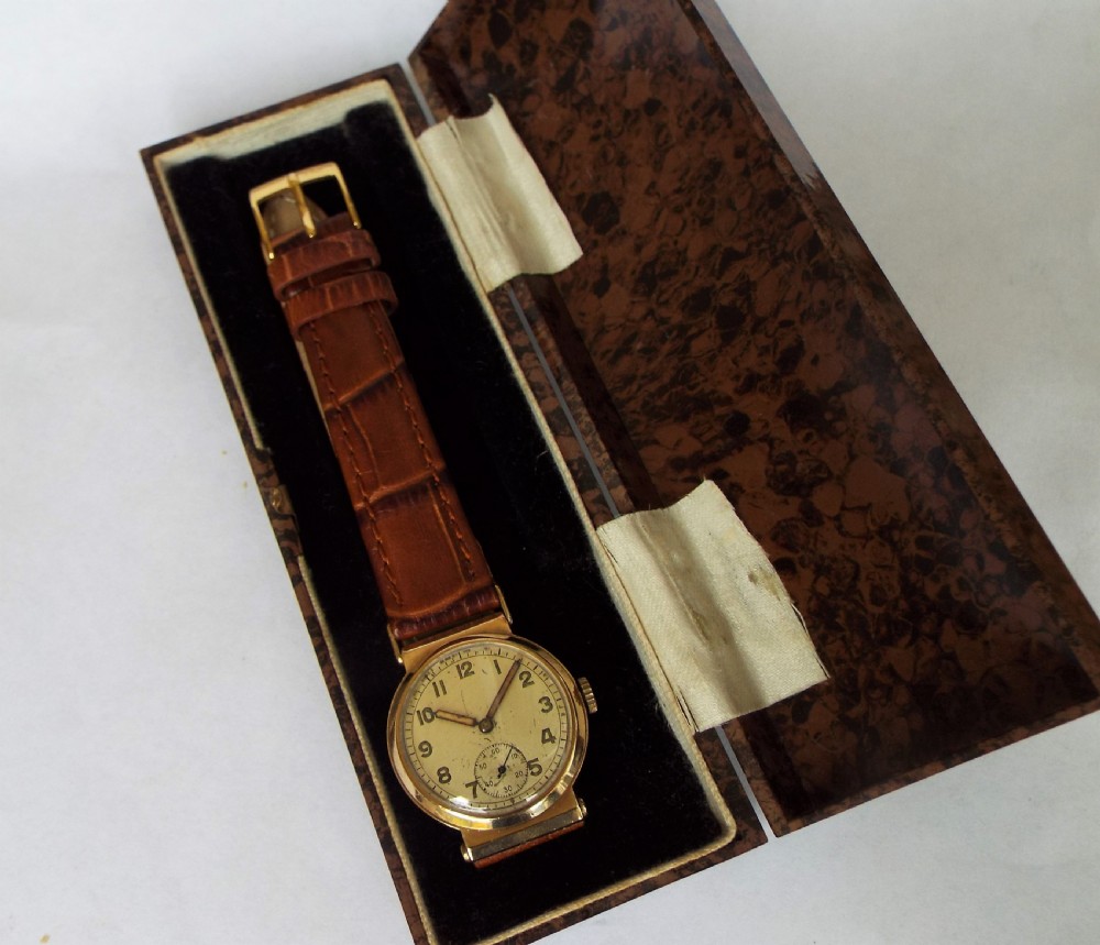 1946 mid-size gold watch with bakelite box View III