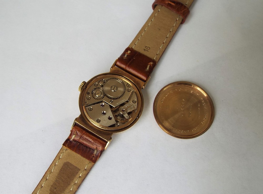 1946 mid-size gold watch with bakelite box View IV