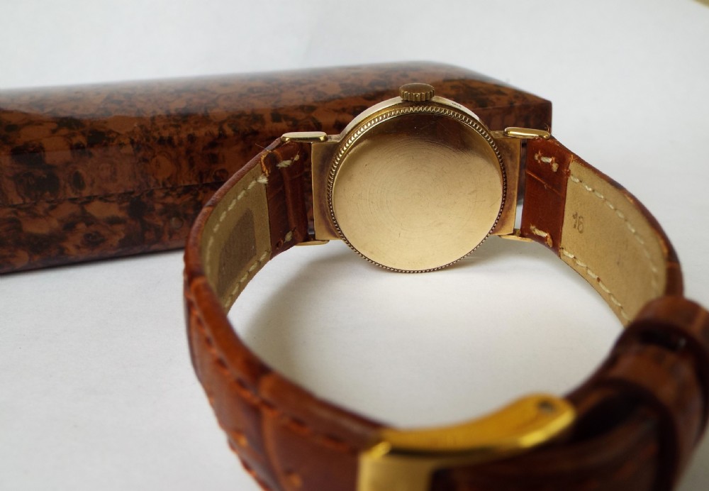 1946 mid-size gold watch with bakelite box View V