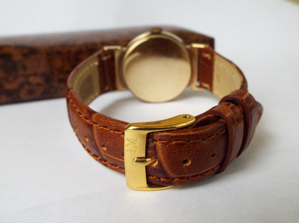1946 mid-size gold watch with bakelite box View VI